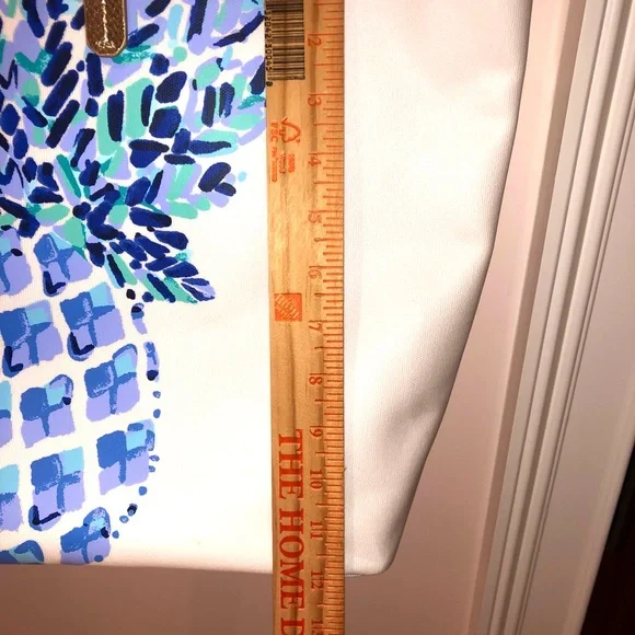 Lilly Pulitzer Bon Voyage Tote Bag in Toe In Print - Picture 9 of 14